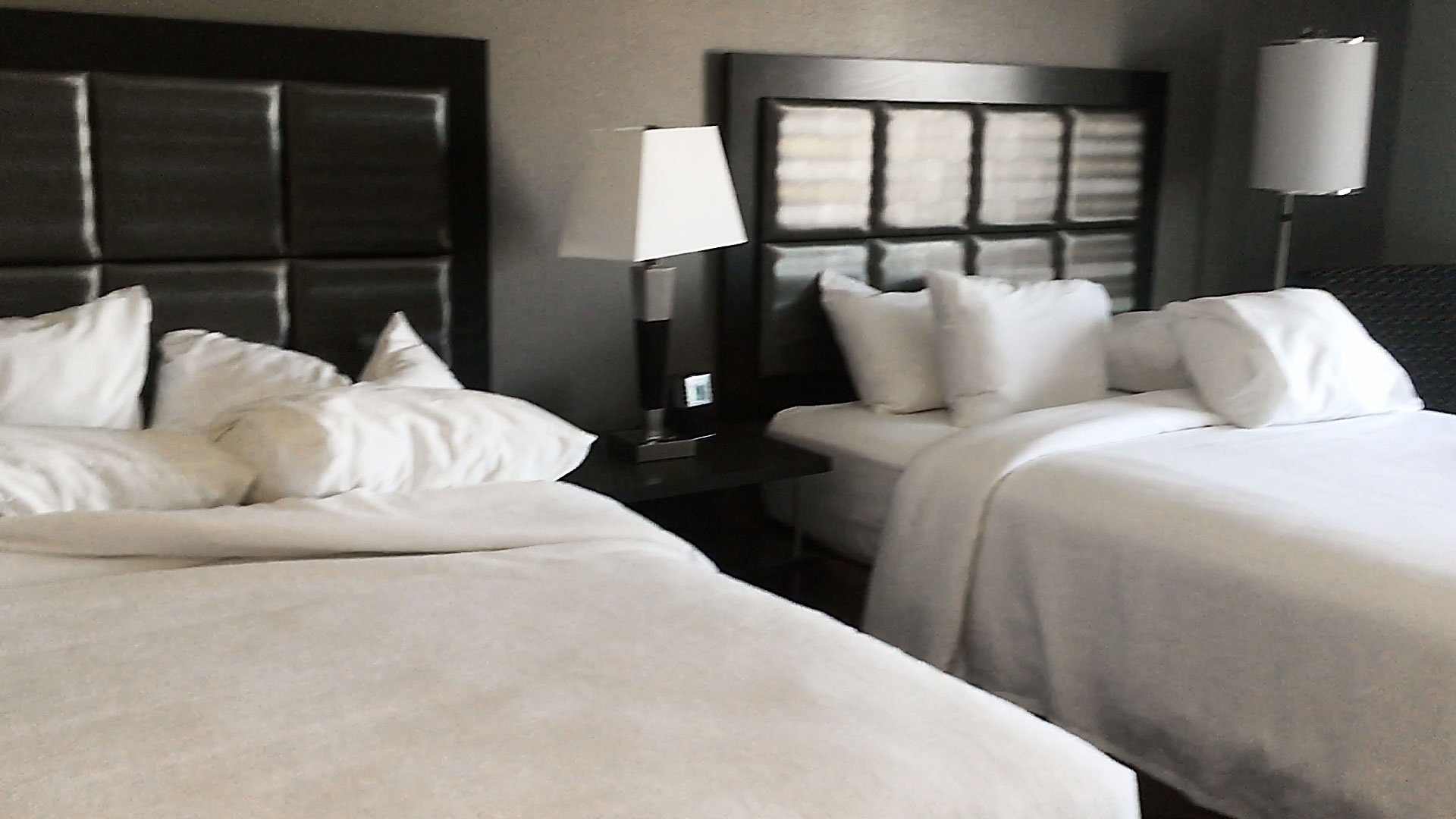 Hotel room 2 Queen Size beds - © TsWISsTER
